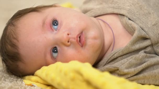 非常甜蜜的男婴躺在毯子上 抬头看 孩子的发展 — 图库视频影像