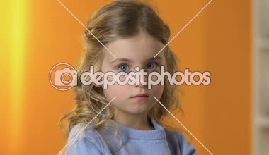 Aile sorunları acı oyuncak ayı, sarılma güzel üzgün okul öncesi kız