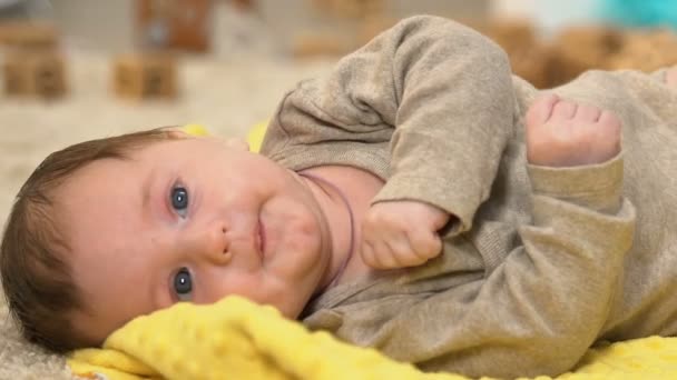 Adorable Recién Nacido Acostado Sobre Una Manta Manos Móviles Mirando — Vídeos de Stock