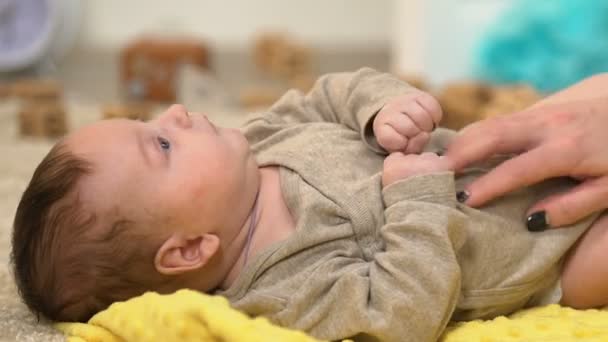 女性をくすぐると魅力的な赤ちゃんは 幸福で遊んで子供のおなかをマッサージ — ストック動画