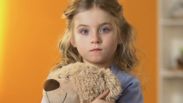 愛らしい内気な幼児少女テディベア 小児心理学で顔を隠す — ストック動画