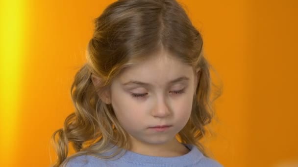 Милая Девушка Плачет Закрывает Глаза Руками Страдает Кошмарами Психологией — стоковое видео