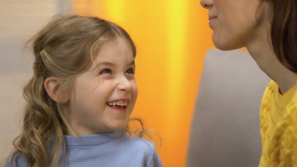 Söta Förskola Flicka Berätta Likgiltig Barnvakt Roliga Historier Uttråkad Kvinna — Stockvideo