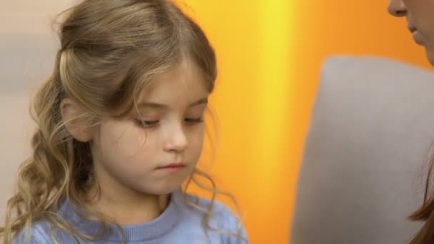 Jonge Moeder Troostend Triest Preschool Schattig Meisje Familie Liefde Samenhorigheid — Stockvideo