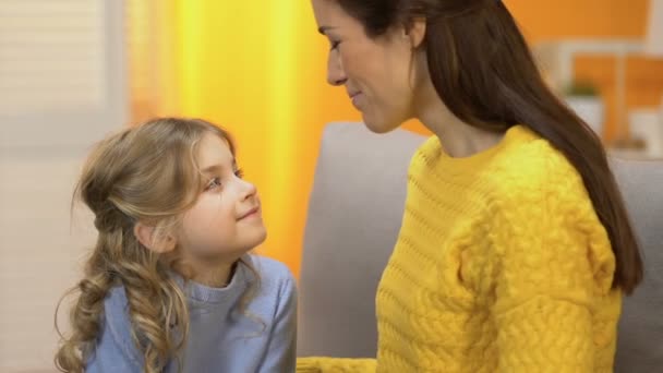 Feliz Dama Atractiva Abrazando Tiernamente Adorable Hija Preescolar Ternura — Vídeos de Stock