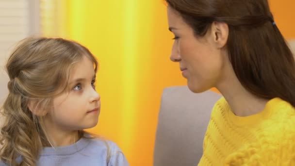 Güzel Bayan Anne Küçük Kızları Saç Okşayarak Ona Mutluluk Sarılma — Stok video