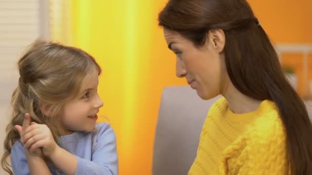 Adorable Niña Preescolar Contando Historias Divertidas Dama Feliz Riendo Abrazando — Vídeos de Stock