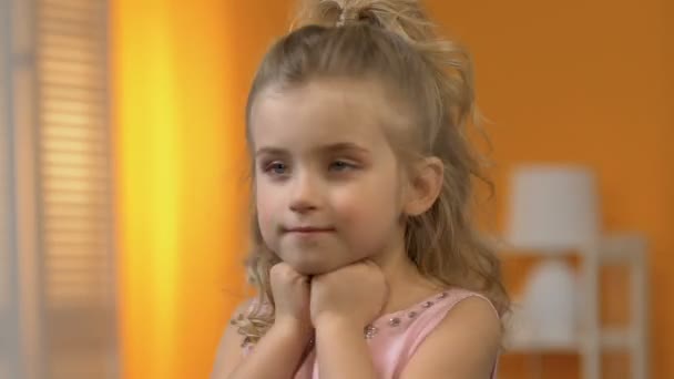 Schattig Preschool Meisje Schattig Roze Jurk Kinderachtig Droom Gelukkig Prinsesje — Stockvideo