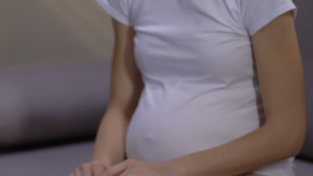 Αναστατωμένος Έγκυο Γυναίκα Που Αντιμετωπίζουν Ψυχολογικά Προβλήματα Δεν Επιθυμούν Παιδί — Αρχείο Βίντεο