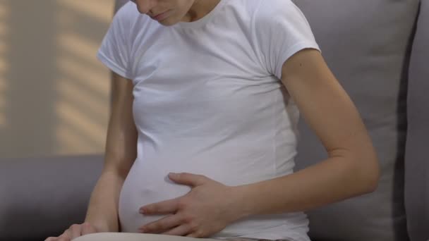Trudnej Sytuacji Ciąży Przemocy Ofiara Głaskanie Brzucha Płacz Sponiewieranie — Wideo stockowe