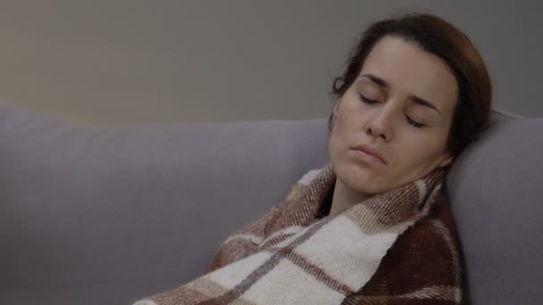 Obotligt Sjuk Unga Kvinnliga Sover Soffan Täckt Med Pläd Förtvivlan — Stockvideo