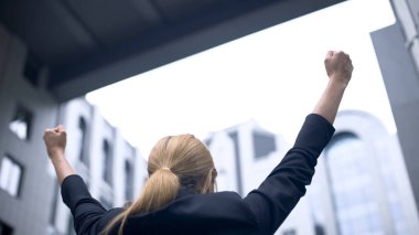 Başarı, kariyer ilerleme hakkında zafer mutlu, iş kadını sevinir
