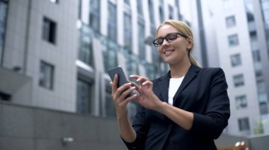 Erkek ve gülümseyerek, içinde app web sitesi dating, sohbet ile office lady manifatura