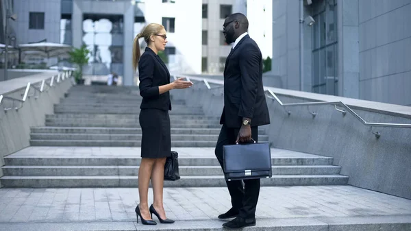 Mensen Uit Het Bedrijfsleven Communiceren Buurt Van Office Center Delen — Stockfoto