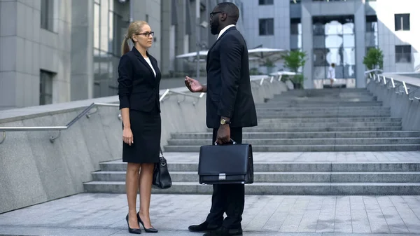 Dos Colegas Chismorreando Sobre Compañeros Trabajo Ética Empresarial Fin Jornada — Foto de Stock