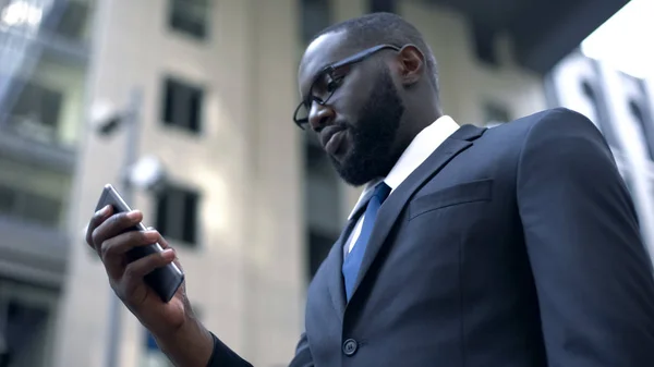 Homme Affaires Afro Américain Sérieux Travaillant Sur Smartphone Application Professionnelle — Photo