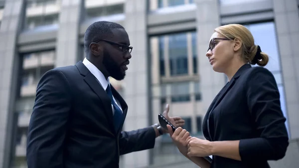 Ontevreden Toezichthouder Scolding Collega Discriminatie Naar Geslacht Rechten Van Vrouw — Stockfoto