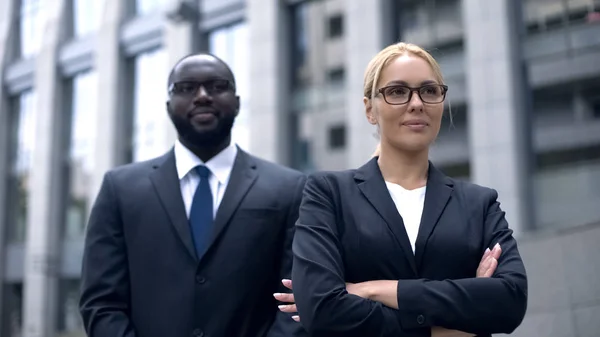 Succesvolle Vrouwelijke Baas Met Bodyguard Gevoel Opslaan Beschermd Veiligheid — Stockfoto