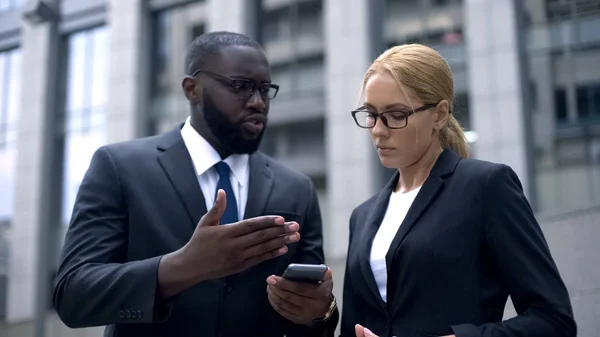 Mensen Uit Het Bedrijfsleven Bedrijf Smartphone Ontevreden Met Ongepast Internet — Stockfoto