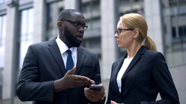 Female Male Business Colleagues Discussing Last News Using Smartphone App — Stock Photo, Image