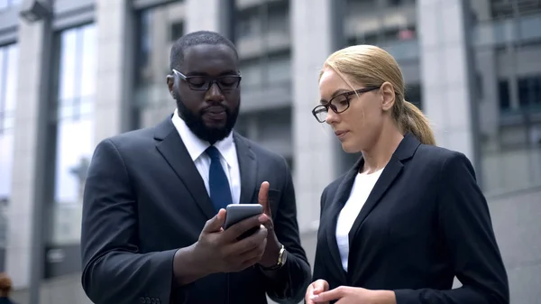 Ondernemers Collega Bespreken Bedrijfskwesties Online Smartphone Buitenshuis — Stockfoto