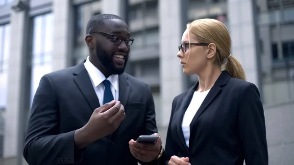 Businessman Telling Female Colleague Useful Application Smartphone — Stock Photo, Image