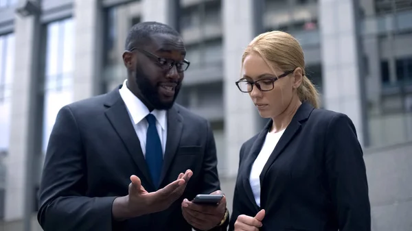 Boss Weergegeven Vrouwelijke Werknemer Zakelijke Diagrammen Smartphone Nieuwe Technologie — Stockfoto