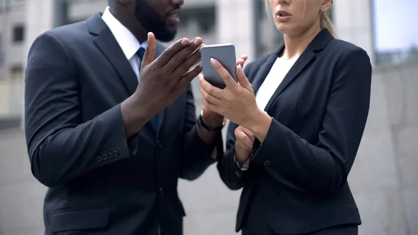 Kantoorpersoneel Lezen Van Laatste Nieuws Van Smartphone Bespreken Van Zakelijke — Stockfoto