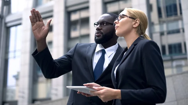 Business Team Van Ingenieurs Bespreken Van Architectonisch Ontwerpen Met Behulp — Stockfoto