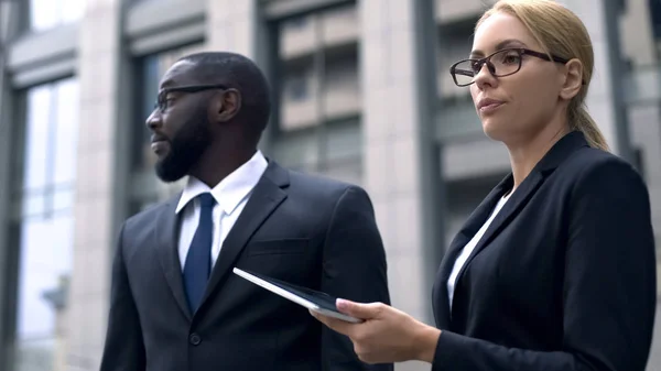 Colegas Peleando Trabajo Discriminación Racial Sexual Falta Respeto — Foto de Stock