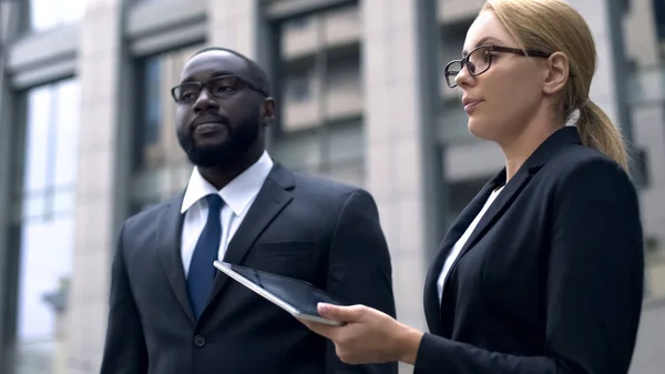 Desrespeito Colegas Brigando Trabalho Discriminação Racial Sexual — Fotografia de Stock