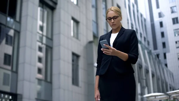 Zakenvrouw Lezen Van Slecht Nieuws Smartphone Bericht Het Faillissement Van — Stockfoto