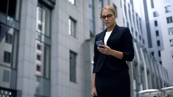 Triest Bedrijf Dame Zoek Naar Telefoon Nieuws Mislukte Contract Verloren — Stockfoto