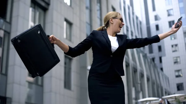 Gelukkig Business Lady Vreugde Dansen Het Lezen Van Mail Promotie — Stockfoto