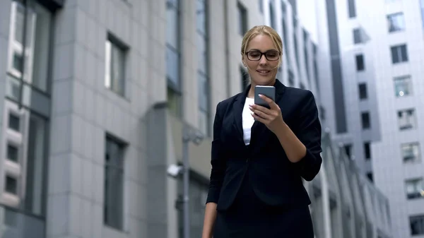 Lachende Business Dame Kreeg Bericht Smartphone Kortingen Winkels Van Het — Stockfoto