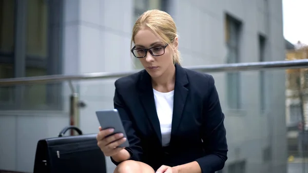 Ernstige Vrouw Brillen Met Behulp Van Telefoon Gezichtsvermogen Problemen Vanwege — Stockfoto