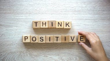 Pozitif, tahta küpleri, motivasyon ve ilham kadın yapma ifade düşünüyorum