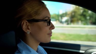 Araba, çalışmak için yol veya iş toplantısında sürüş gözlük gülümseyen iş kadını