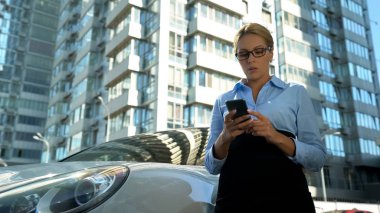 Üzgün kadın cep telefonu, görevden alınması zahmetli iş yerinde kötü haber mesajı okuma