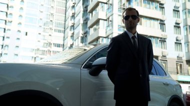 Araç duran, VIP kişi güvenliğini sağlama erkeksi koruma
