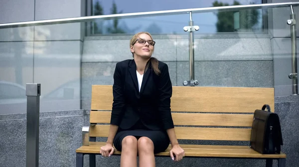 Aantrekkelijke Business Lady Rusten Bank Bewonderen Van Ochtend Voor Stressvolle — Stockfoto