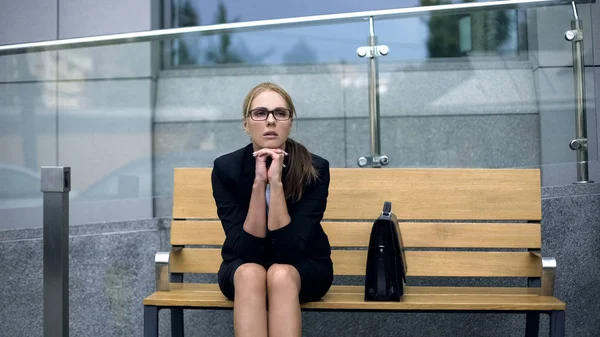 Femme Affaires Surmenée Assise Sur Banc Près Bureau Journée Travail — Photo