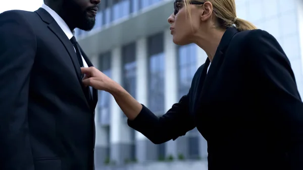 Woman Scolding Afro American Employee Racial Discrimination Workplace — Stock Photo, Image