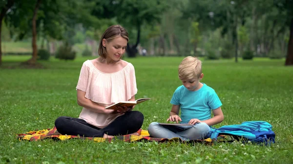 Mom Reading Book Son Using Tablet Alternative Education Technologies — Stock Photo, Image