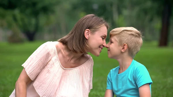 Moeder Zoon Nuzzling Uitgaven Tijd Samen Buitenshuis Eenheid Van Liefdevolle — Stockfoto