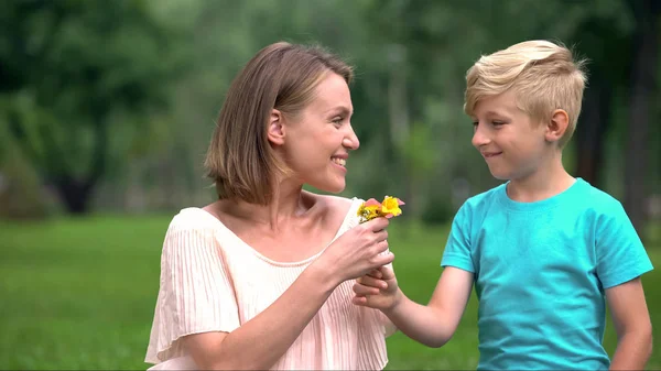 Маленький Син Дарує Квіти Матері Приємний Сюрприз Відпочинок Відкритому Повітрі — стокове фото