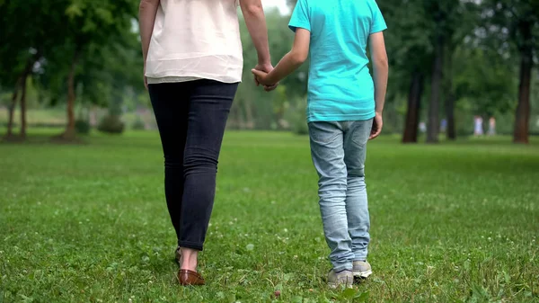 Mãe Filho Mãos Dadas Afastando Juntos Conceito Adoção Infantil — Fotografia de Stock