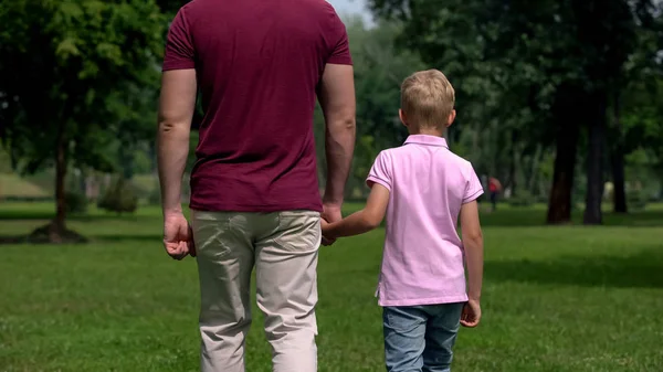 Papá Niño Tomados Mano Alejándose Crianza Amistad Familia Feliz — Foto de Stock