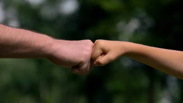 Man Child Punching Fists Parents Reliable Support Children Closeup — Stock Photo, Image