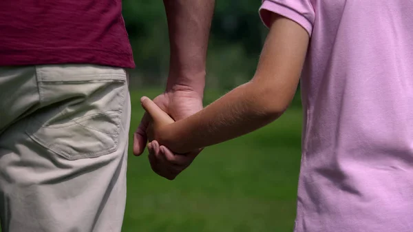 Man Jongen Houdt Handen Weglopen Familieweekend Park Ondersteuning — Stockfoto